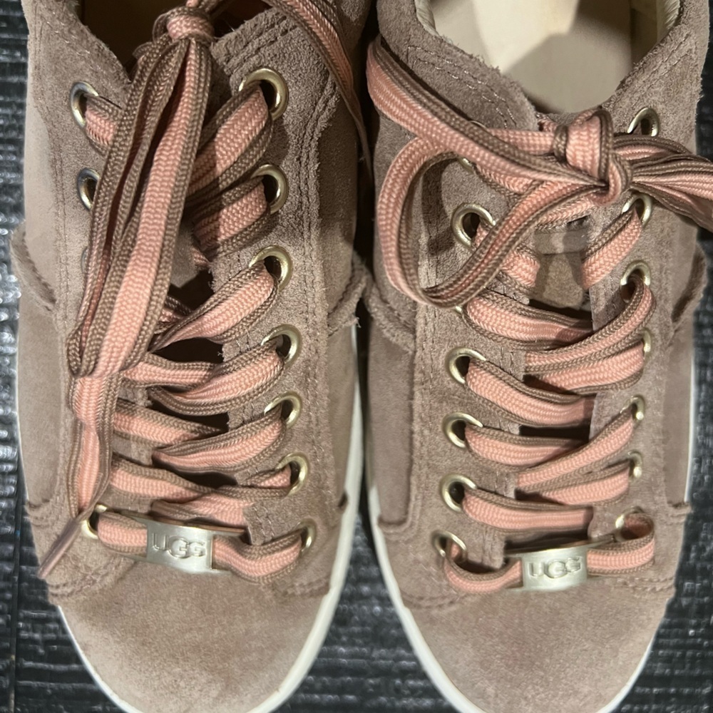 UGG Milo Leather Suede Low Top Fashion Sneaker Women's (Size 7) - Picture 8 of 10